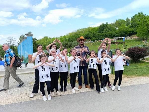 PLESNI KLUB „AMINA“ I TAYFUN I TARIK PRIREDILI PLESNO – MUZIČKI SPEKTAKL U PARKU „RAVNE 2“