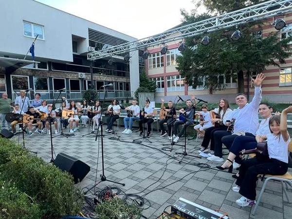 KONCERT GRUPE „MUZIČKA RADIONICA“ U PRAKU RAVNE 2