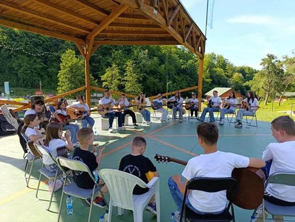 „MUZIČKA RADIONICA“ IZ BUGOJNA SE PREDSTAVILA PUBLICI U PARKU „RAVNE 2“ S NAJVEĆIM MUZIČKIM HITOVIMA NAŠIH PROSTORA