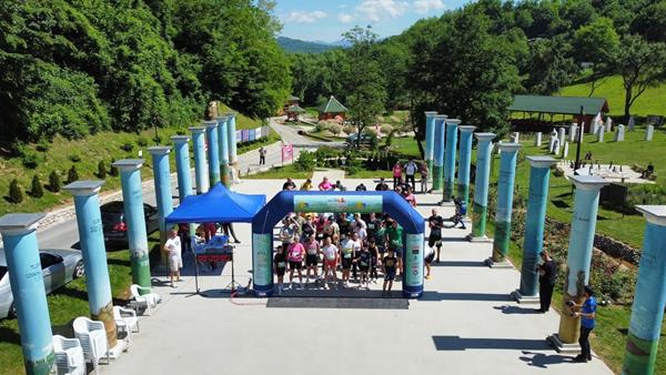 POGLED NA DRUGU DOLINU PARKA ‘RAVNE 2’ ZA VRIJEME UTRKE ‘PYRAMID TRAIL’