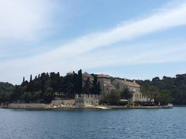 ČAROBNI OTOČIĆ NA ZELENO-PLAVOM MLJETU