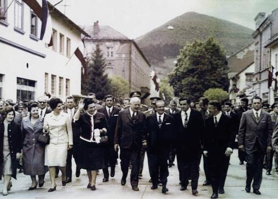 TITO U PODNOŽJU PIRAMIDA