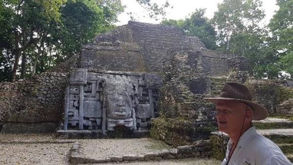 LAMANAI, BELIZE: KONTAKT S POLUBOGOVIMA