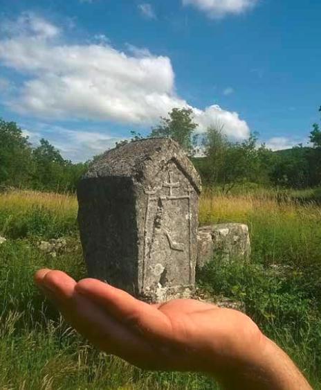 TLOCRT JERUZALEMSKOG HRAMA NA STEĆKU U LOKVIČIĆIMA?