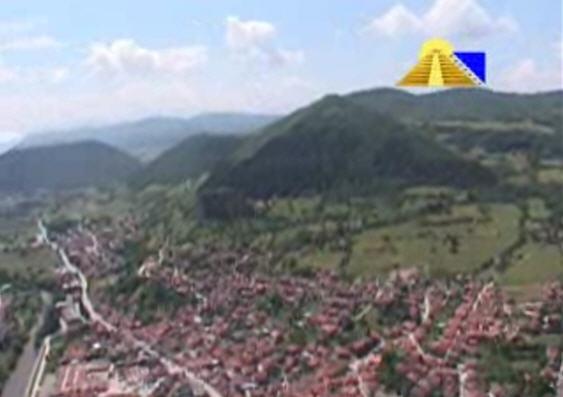 Flug über die bosnische Pyramide der Sonne