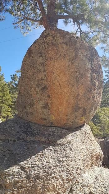 HUALAPAI MOUNTAIN, ARIZONA: BALANSIRAJUĆE GRANITNE STIJENE