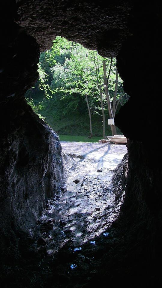 Constructed clay-layer side-walls, massive artificial concrete  ceiling, running water: “Ravne 2”