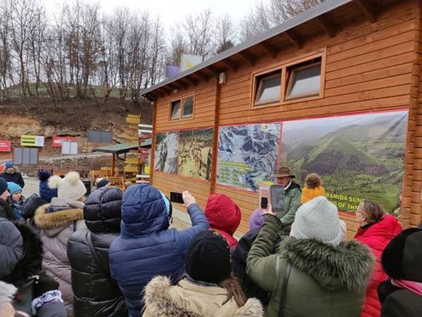 FENOMEN BOSANSKIH PIRAMIDA U VISOKO ORGANIZOVANO PRIVUKAO GOSTE IZ MAKEDONIJE